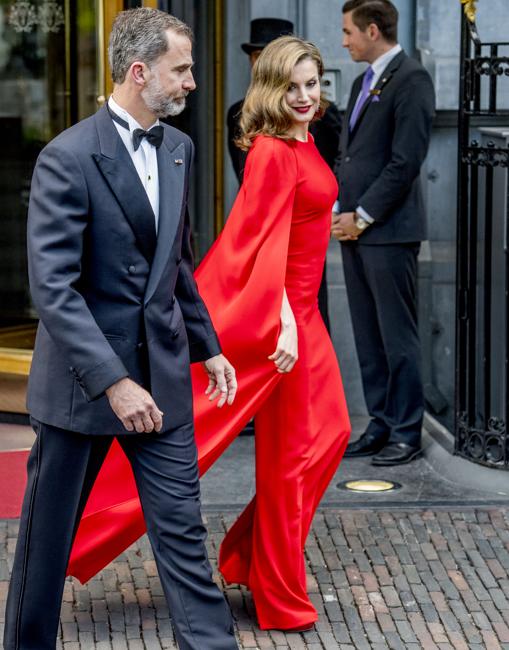 Doña Letizia, de imponente rojo en el cumpleaños de Guillermo de Holanda