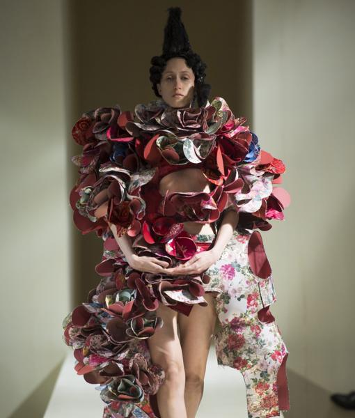 Modelo de Comme Des Garçons de 2016