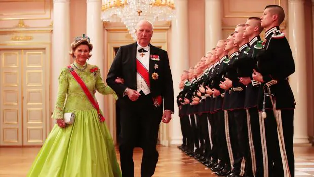 Los Reyes Harald y Sonia de Noruega, ayer a su llegada al Palacio Real de Oslo