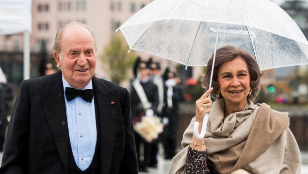 Don Juan Carlos y Doña Sofía, ayer a su llegada a la Ópera de Oslo