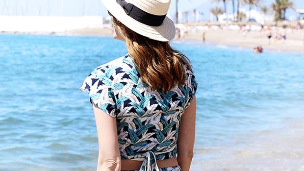 La clave para acertar con un total look de estampado tropical