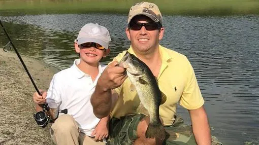 Donald Trump Jr de pesca con su hijo