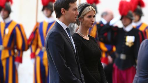 Melania e Ivanka Trump, de negro riguroso y mantilla para ver al Papa Francisco