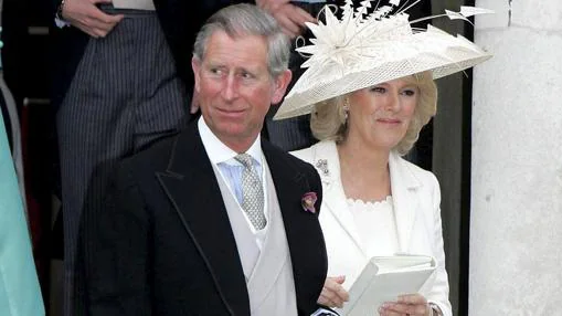 Camila Parker y el Príncipe Carlos tras contraer matrimonio en 2005