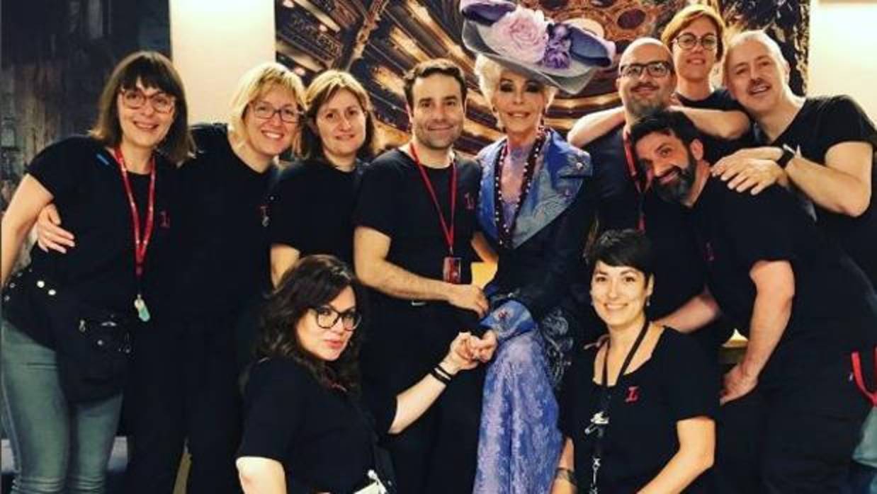 Bibiana junto con su equipo de trabajo en el Gran Teatre del Liceu