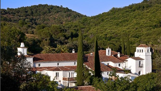 El hotel se extiende sobre 500 hectáreas, plantadas de olivos y castaños en Cazalla de la Sierra (Sevilla)