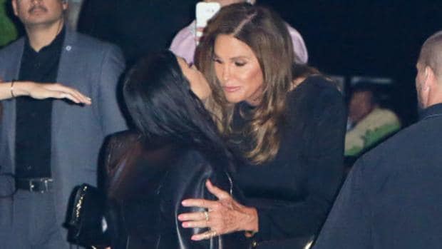 Kim Kardashian besa a su padrastro Caitlyn Jenner