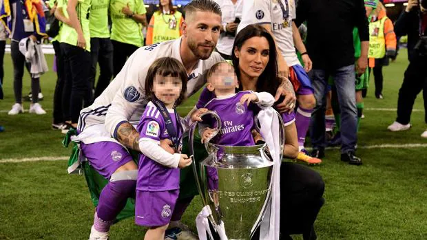 Pilar Rubio junto a Sergio Ramos y los dos hijos de ambos celebrando la Champions