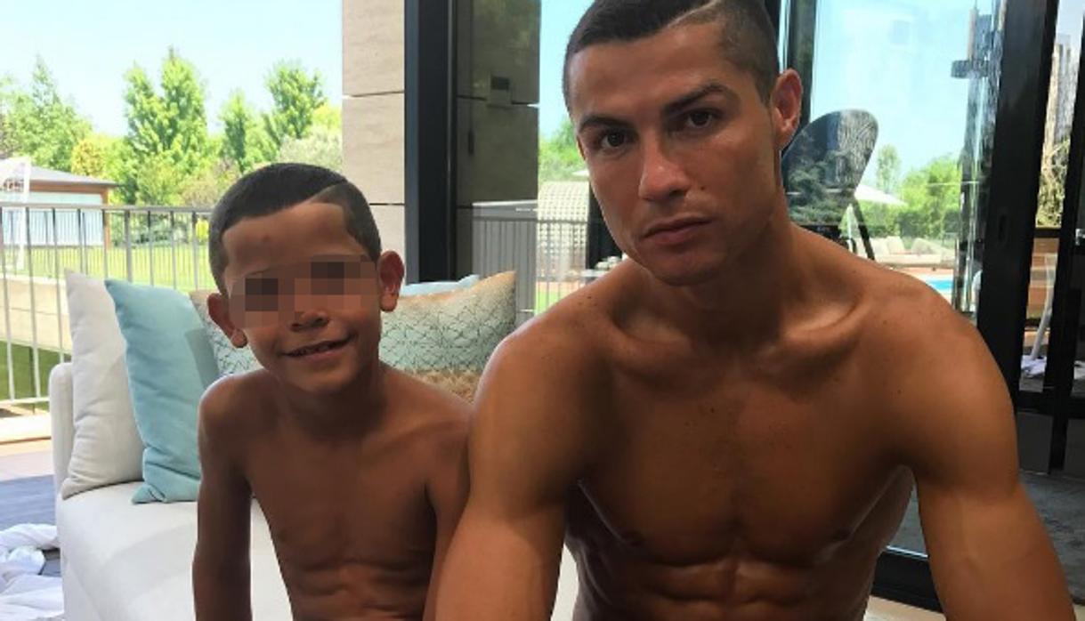 El jugador muestra el parecido con su hijo en las redes