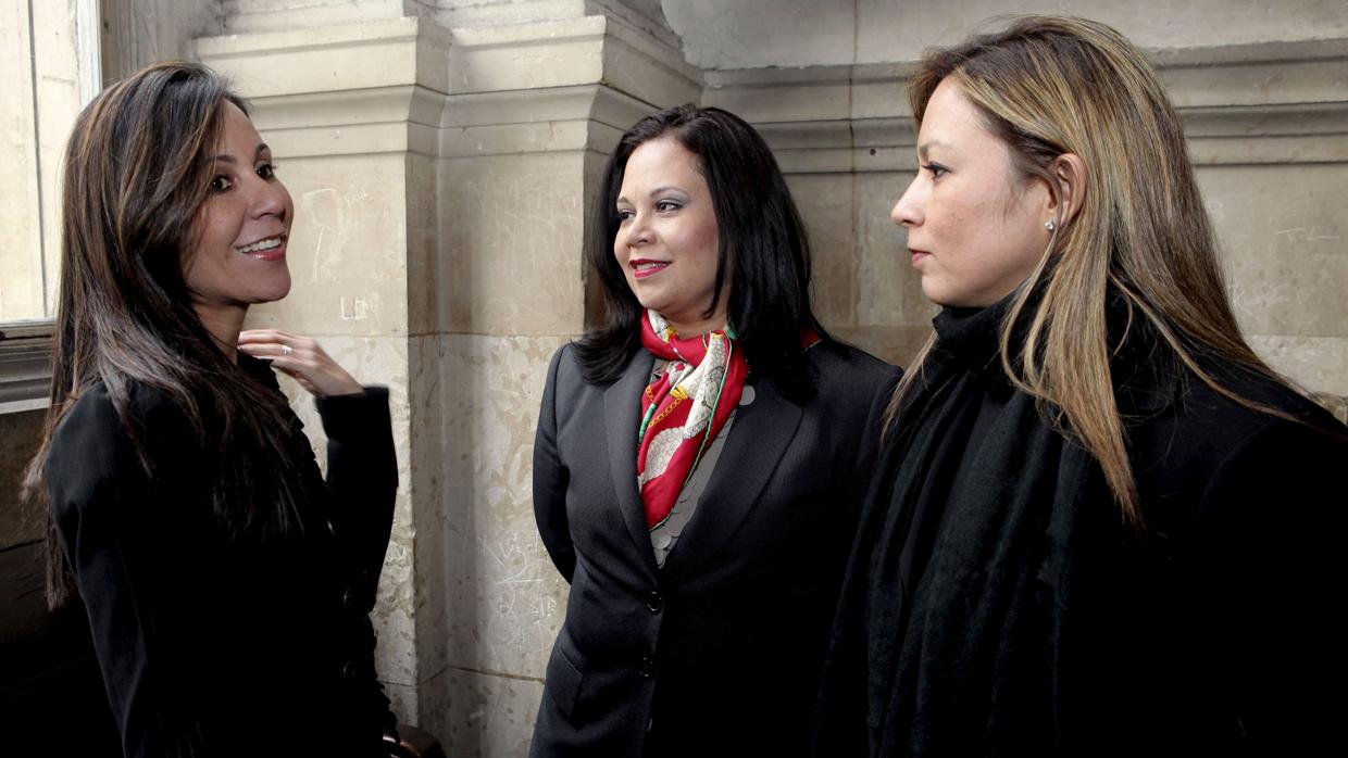 De izqda. a dcha. Thays, Lorena y Sandra Noriega, hijas del exdictador Antonio Noriega, en un juicio en París en 2010