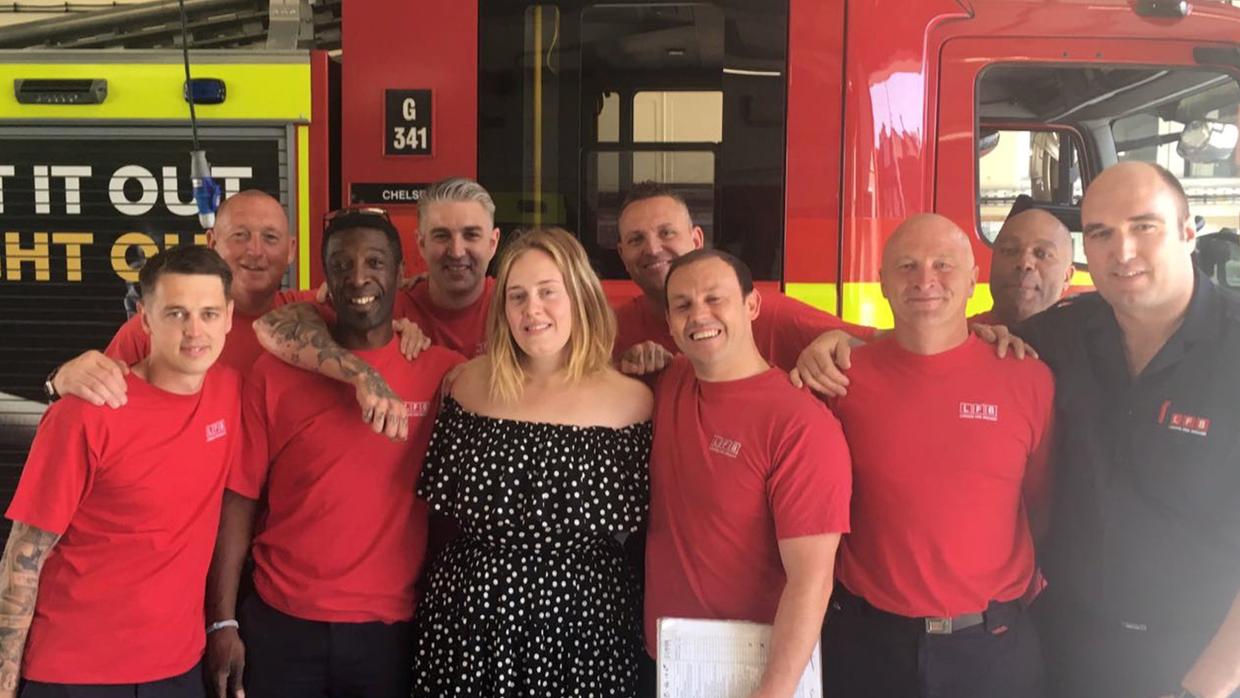 La cantante junto al grupo de bomberos