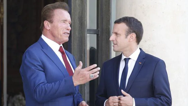 Emmanuel Macron y Arnold Schwarzenegger