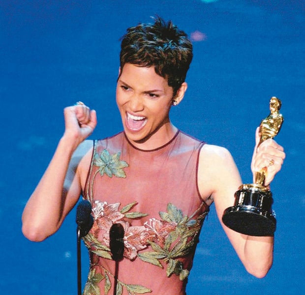 Halle Berry se emocionó cuando recogió el Oscar a «Mejor actriz»