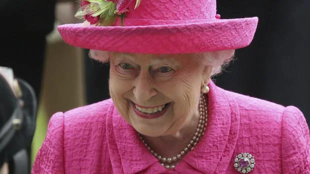 La Reina Isabel II en su llegada a Ascot, cerca de Londres, en junio