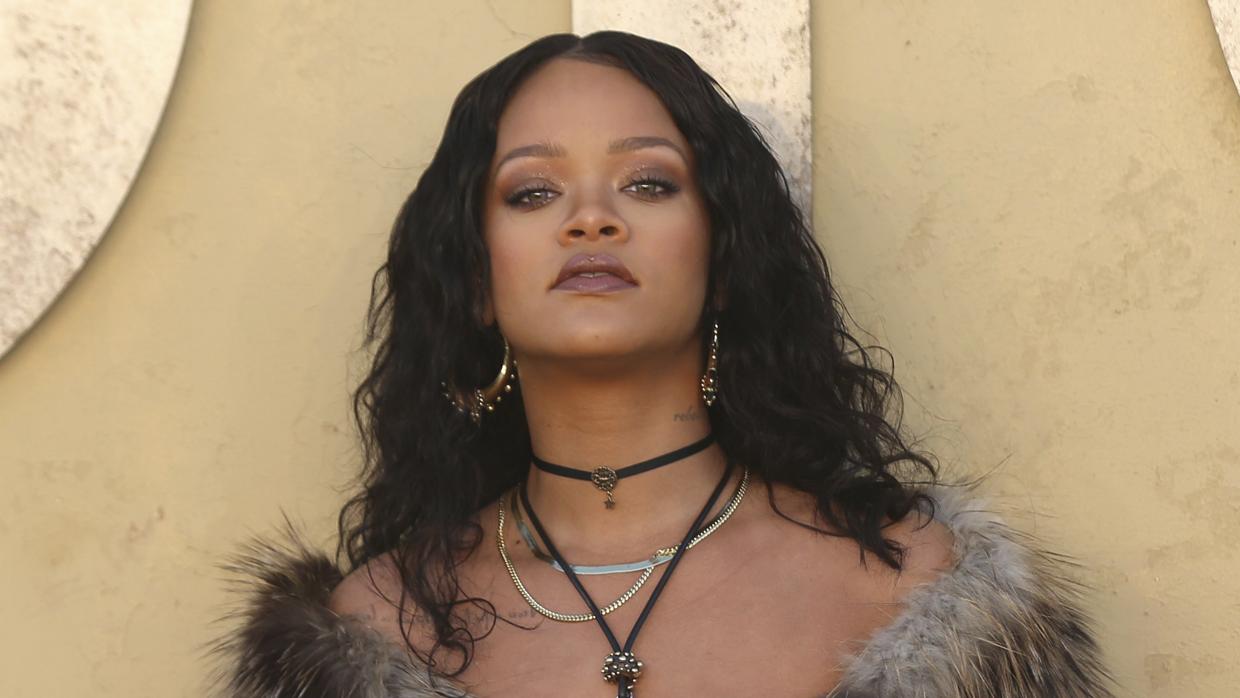 Las imágenes más comprometidas de Rihanna con un desconocido en una piscina española