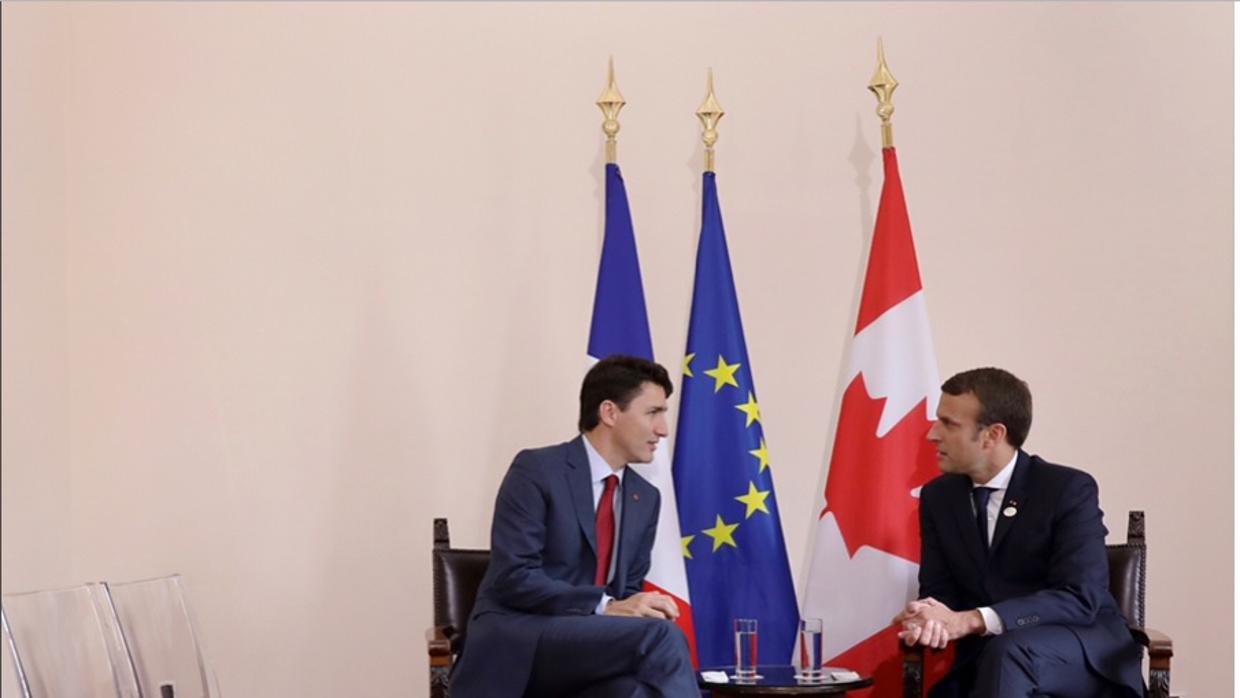 Justin Trudeau (izqda.) con unos calcetines de rayas junto a Emmanuel Macron