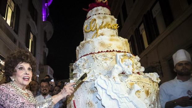 Gina Lollobrigida con su tarta de celebración