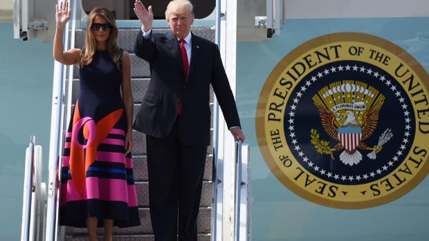 Donald y Melania Trump saludando en su llegada a Polonia
