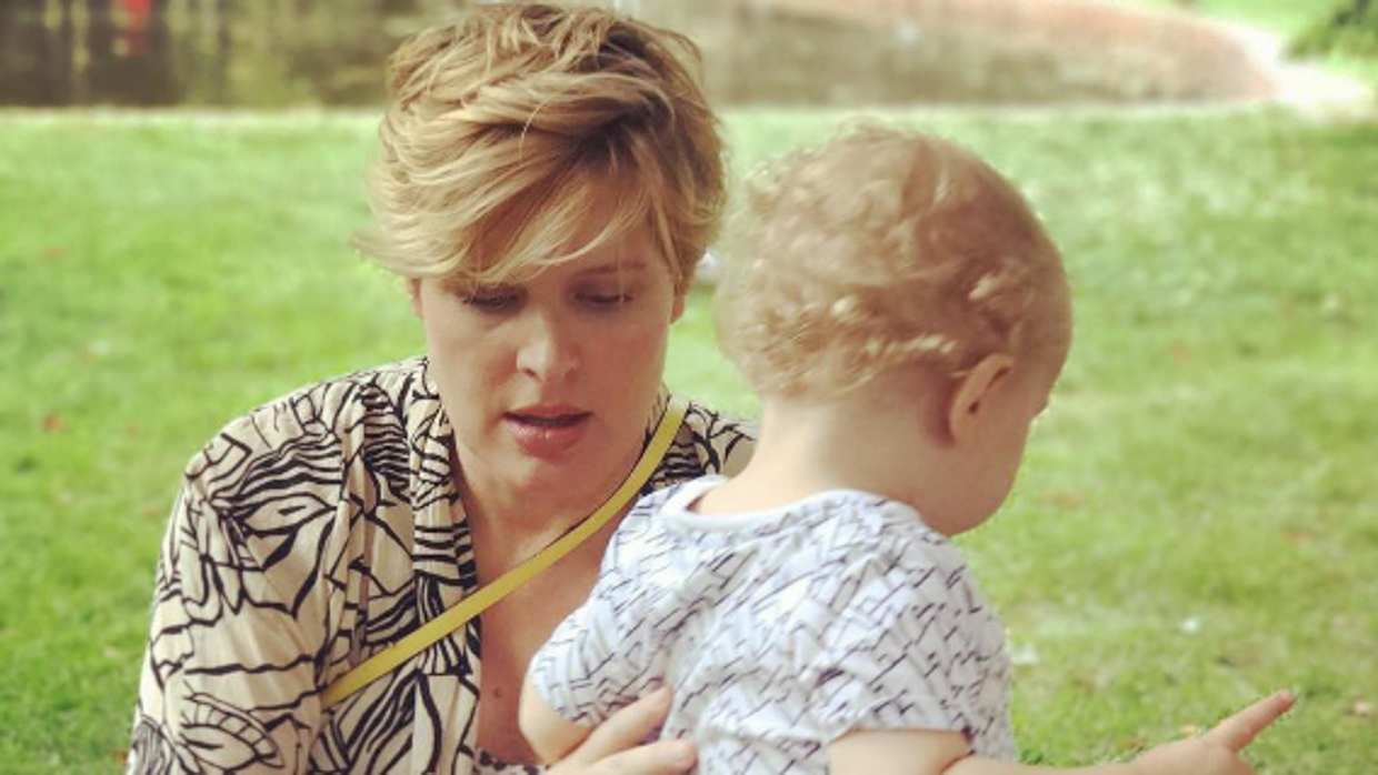 Tania Llasera con su hijo Pepe Bowie jugando en el parque