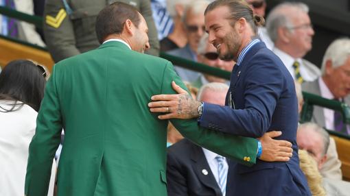 David Beckham y Sergio García saludándose