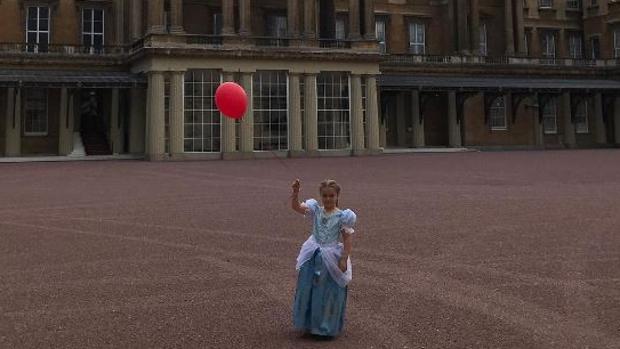 Harper Beckham disfrazada de princesa en uno de los partios del palacio de Buckingham