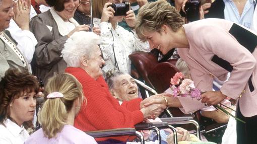 La Princesa Diana hablando con una anciana en silla de ruedas