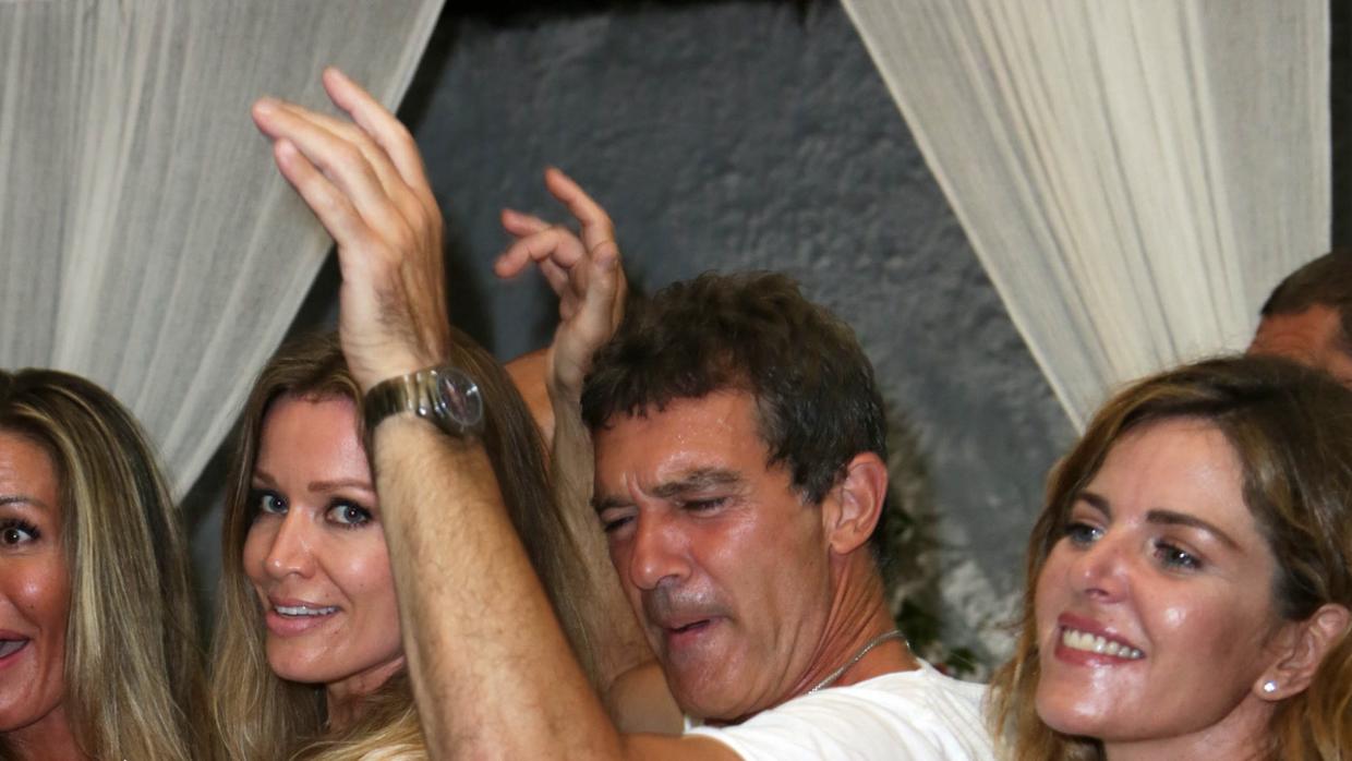 Antonio Banderas bailando la canción de «Despacito» con su novia