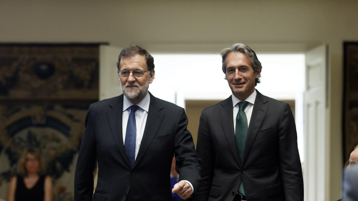 Mariano Rajoy con el ministro de Fomento, Íñigo de la Serna