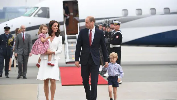 Los Duques de Cambridge y sus hijos a su llegada a Varsovia