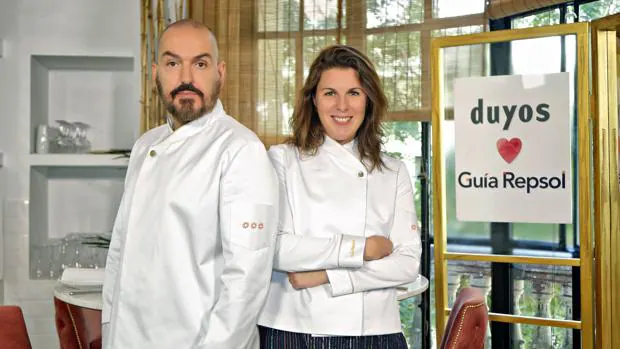 El modisto Juan Duyos y la directora de la Guía Repsol María Ritter posan con la chaquetilla