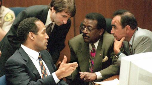 O. J. Simpson charla con sus abogados durante el juicio