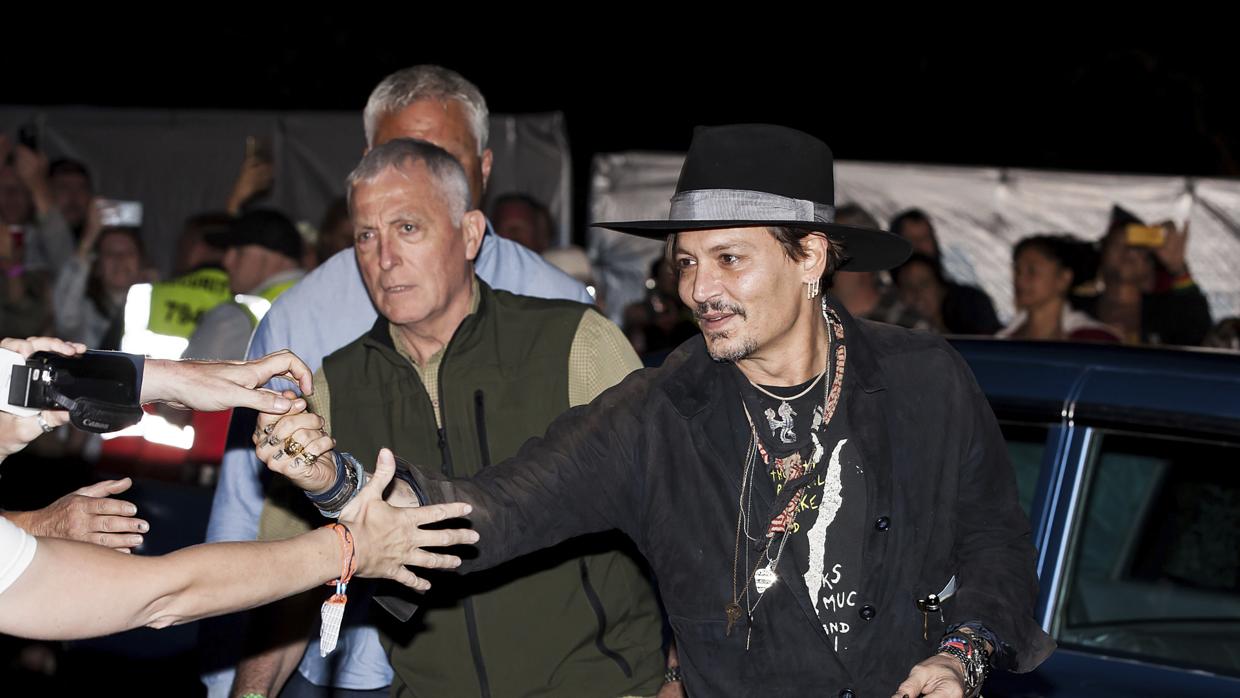 Johnny Depp a su salida del festival Somerset