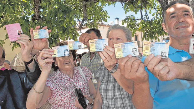 Vecinos de Huerta de Rey muestran sus codumentos de identidad