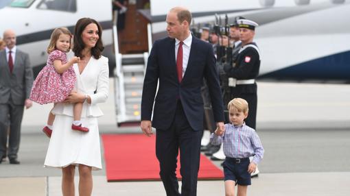 Los Duques de Cambridge junto a sus hijos