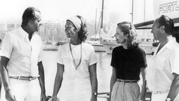 Don Juan Carlos y Doña Sofía con Aga Khan y su primera mujer, la modelo británica Sarah Croker Poole que se convirtió al islam y pasó a ser conocida como Princesa Salimah