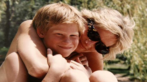 La Princesa Diana con el Príncipe Enrique