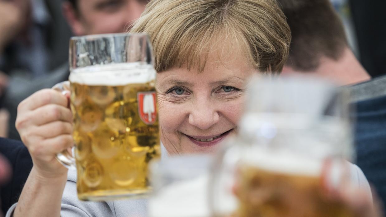 Merkel brinda con una jarra de cerveza durante un evento de la campaña electoral de la Unión Cristianodemócrata