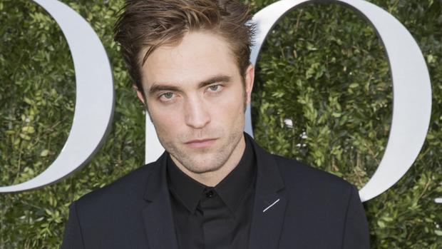 Robert Pattinson confiesa que le expulsaron del colegio por vender revistas porno