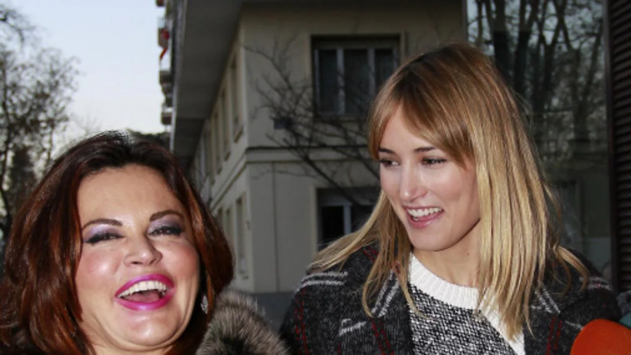 La modelo Alba Carrillo y su abogada Teresa Bueyes a la llegada de un juicio en Madrid.