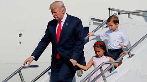 Donald Trump desembarca en Nueva Jersey con sus nietos