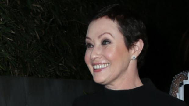 Shannen Doherty luce corte de pelo parisino tras finalizar la quimioterapia