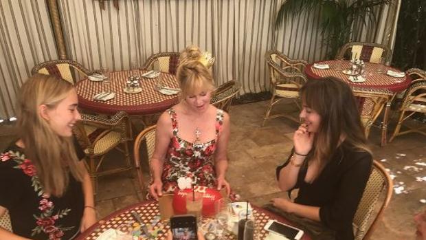 Melanie Griffith festeja sus 60 años rodeada de los suyos