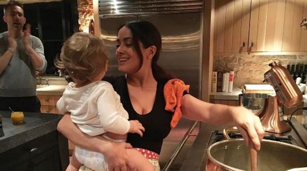 Salma Hayek cocina en la casa de Ryan Reynolds