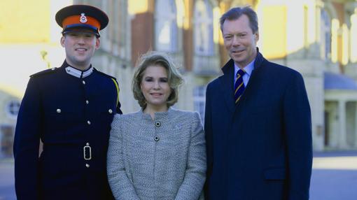 El Príncipe Sebastían de Luxemburgo junto a sus padres en Sandhurst