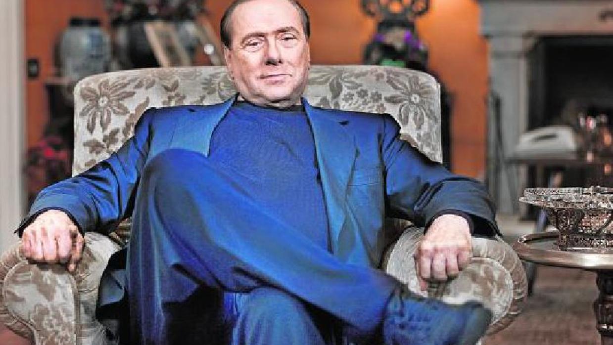 Berlusconi en su mansión en Milán