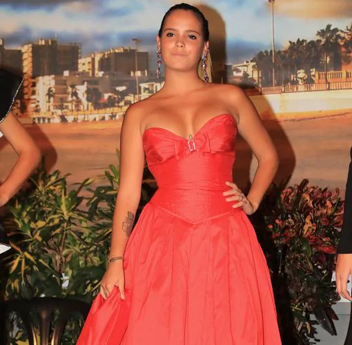 Gloria Ortega con el vestido rojo que llevó su madre, Rocío Jurado
