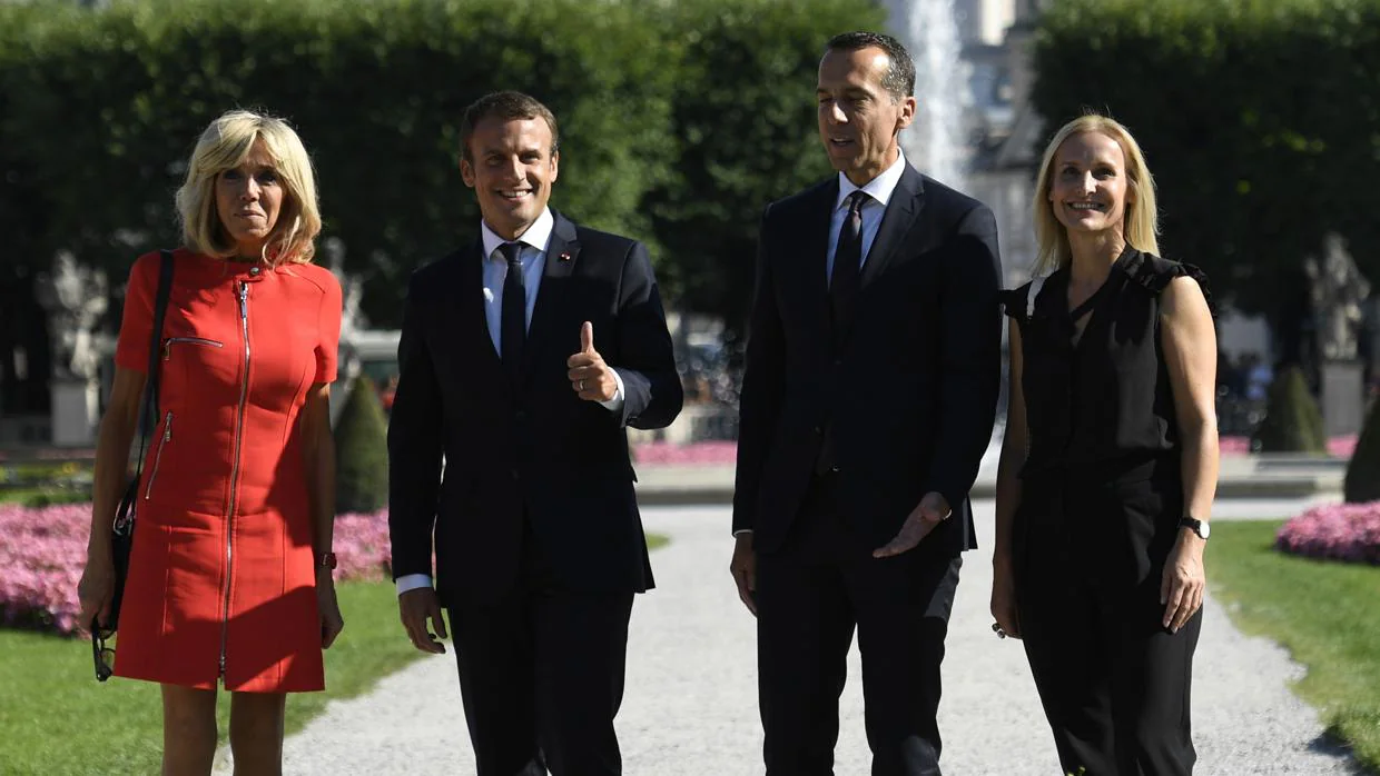Emmanuel y Brigitte Macron junto al canciller Christian Kern y su mujer Eveline Steinberger-Kern
