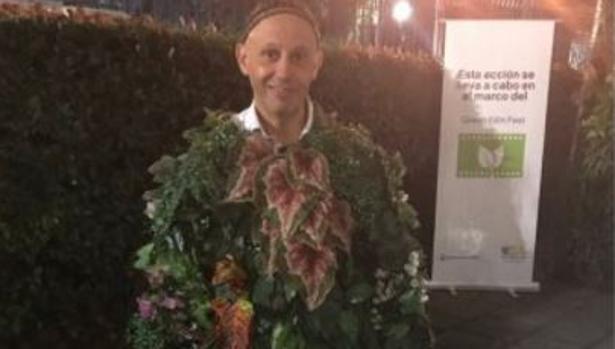 Un ministro de Macri se disfraza de árbol y genera polémica en las redes sociales