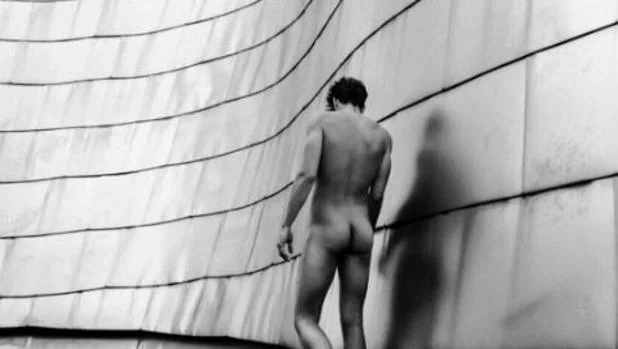 Jon Kortajarena posa desnudo en el Guggenheim de Bilbao