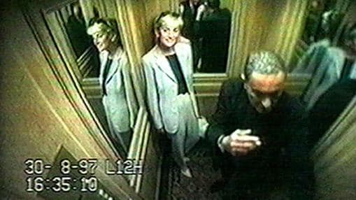 Lady Di y Dodi Al Fayed, en el ascensor del hotel Ritz